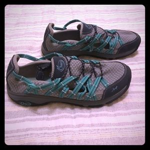 Women’s 7.5 Chaco hiking shoes
